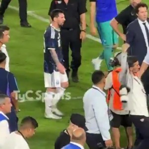 AG体育官方入口-上场曾被毛里塔尼亚包围！今日梅西被安保围住保护，梅西有些不满